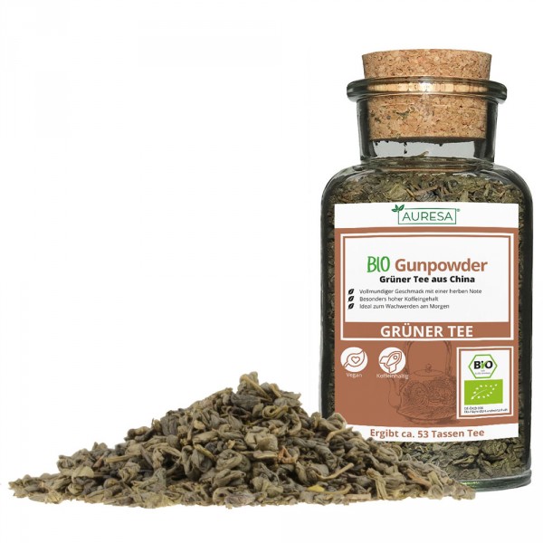 Gunpowder biologique de thé vert en vrac dans un verre